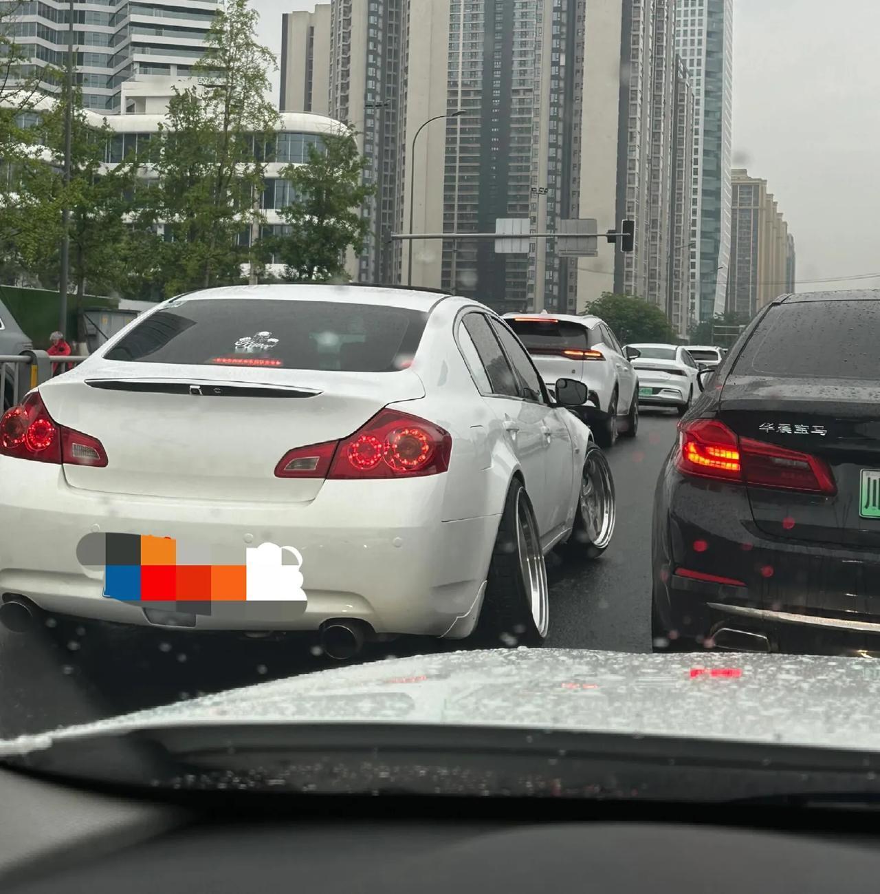 路上好几次遇到这辆外八车了！

一开始，我还以为是车辆出问题了，没想到是非法改装
