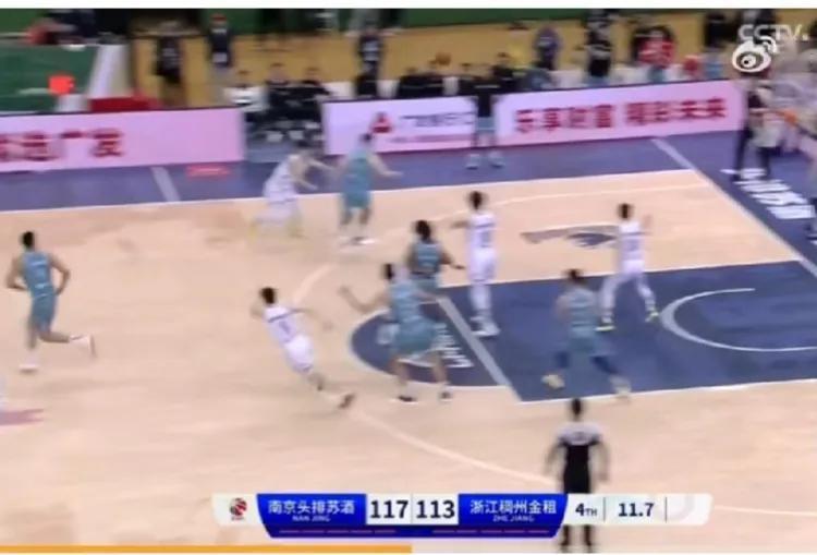 太荒谬了！同曦和浙江稠州最后关键时刻比赛，同曦队6个人上场比赛裁判竟然没有发现！