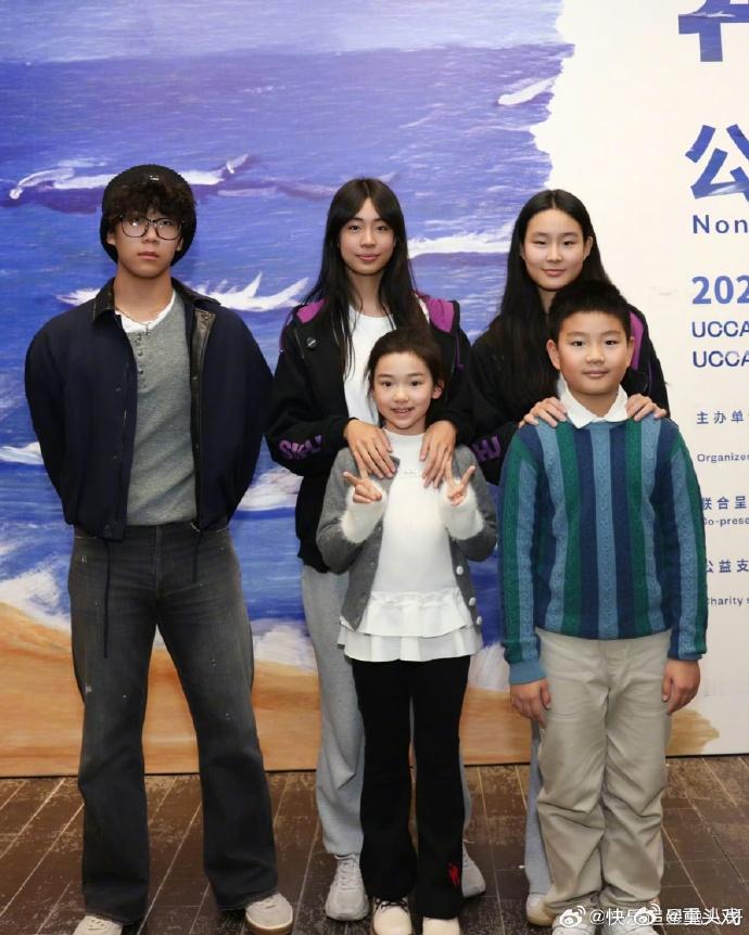 董璇小酒窝现身佟大为女儿艺术展 董璇小酒窝现身支持佟大为女儿艺术展，小酒窝和佟大