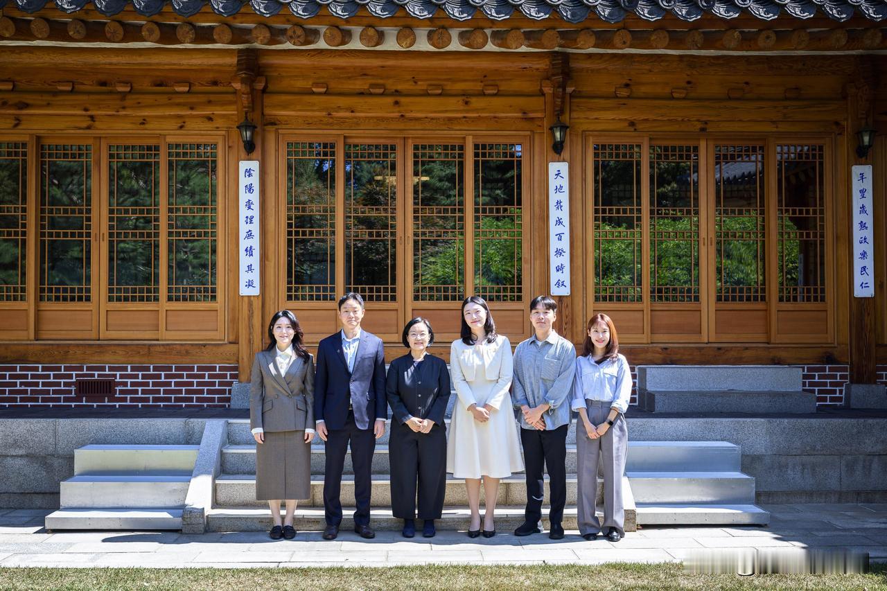韩国总理官邸，充满中国文化。韩国国务总理韩圣淑在官邸会见青年科学家，勉励他们为国