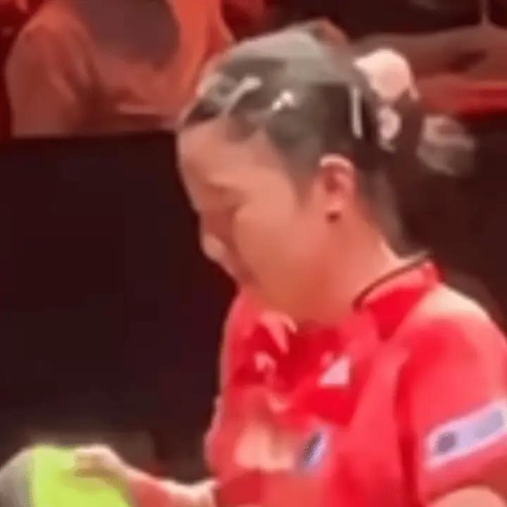 【张本美和也哭了】被何卓佳3-0横扫出局，收拾东西时忍不住哭泣，何卓佳把这个小姑