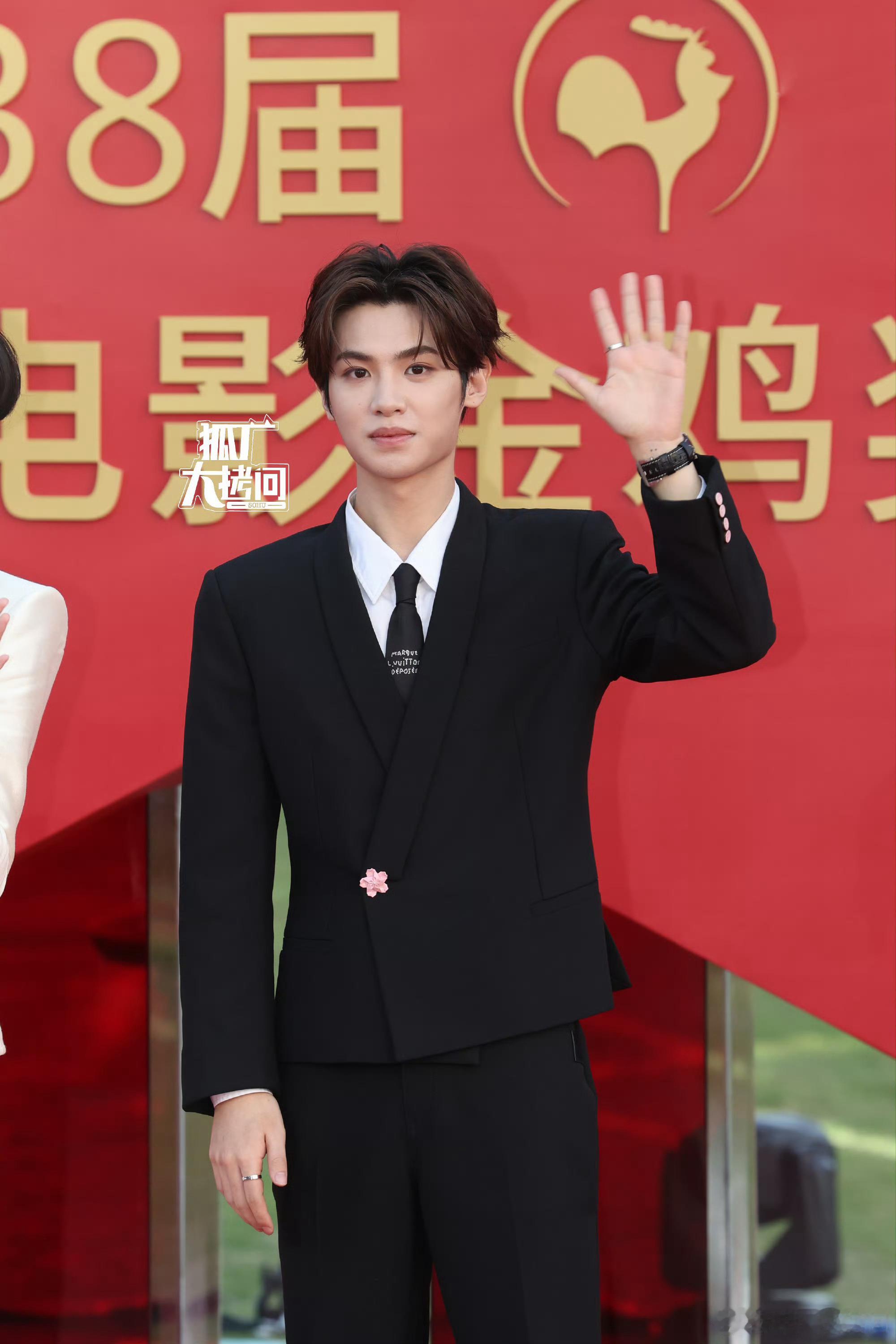 这个纽扣是败笔，本来穿西装，大家的视线是在领带那里，现在移到了肚脐眼那里 