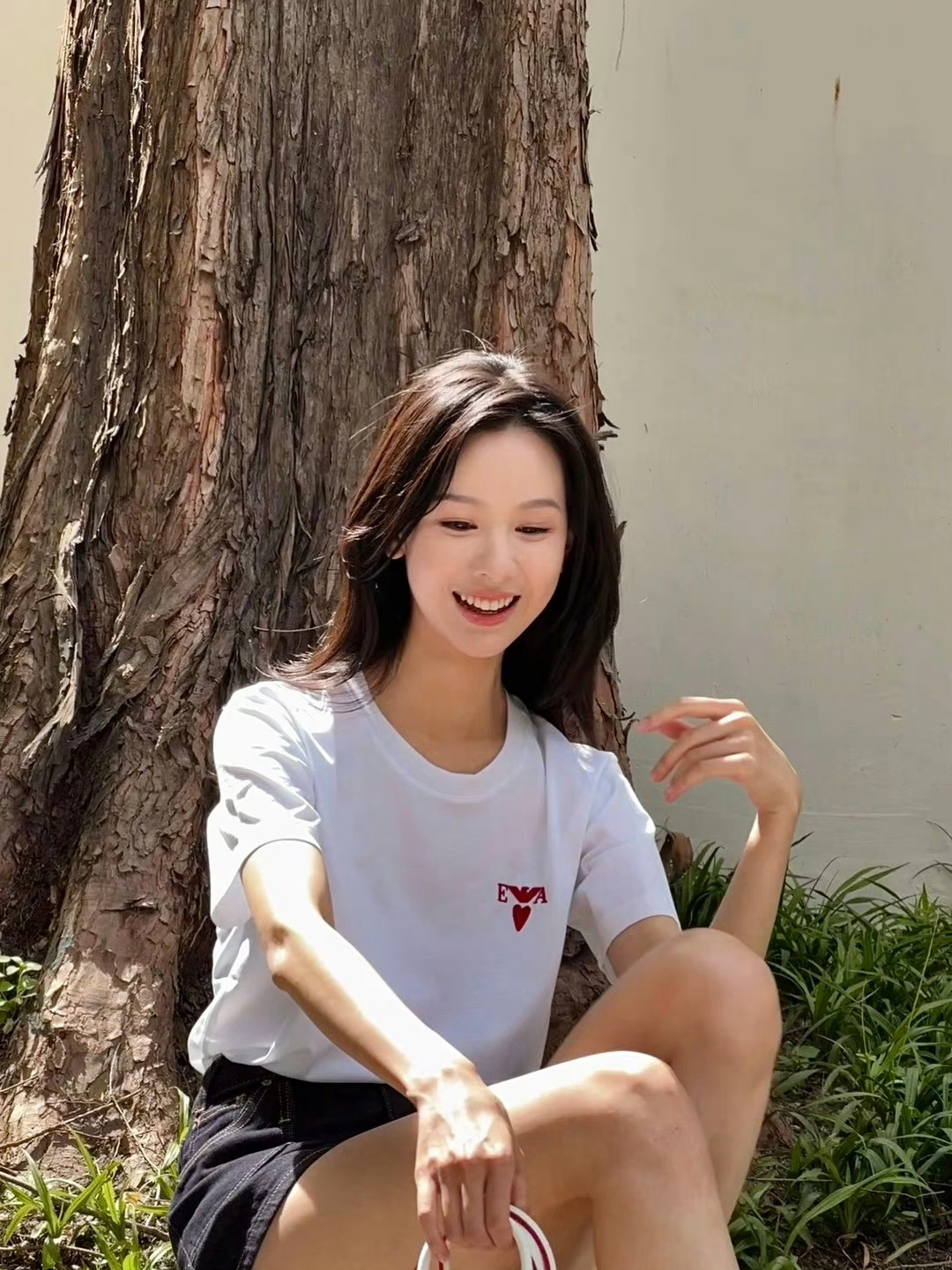 今日份灵动少女陈都灵，白T真的好干净，好清纯！ ​​​