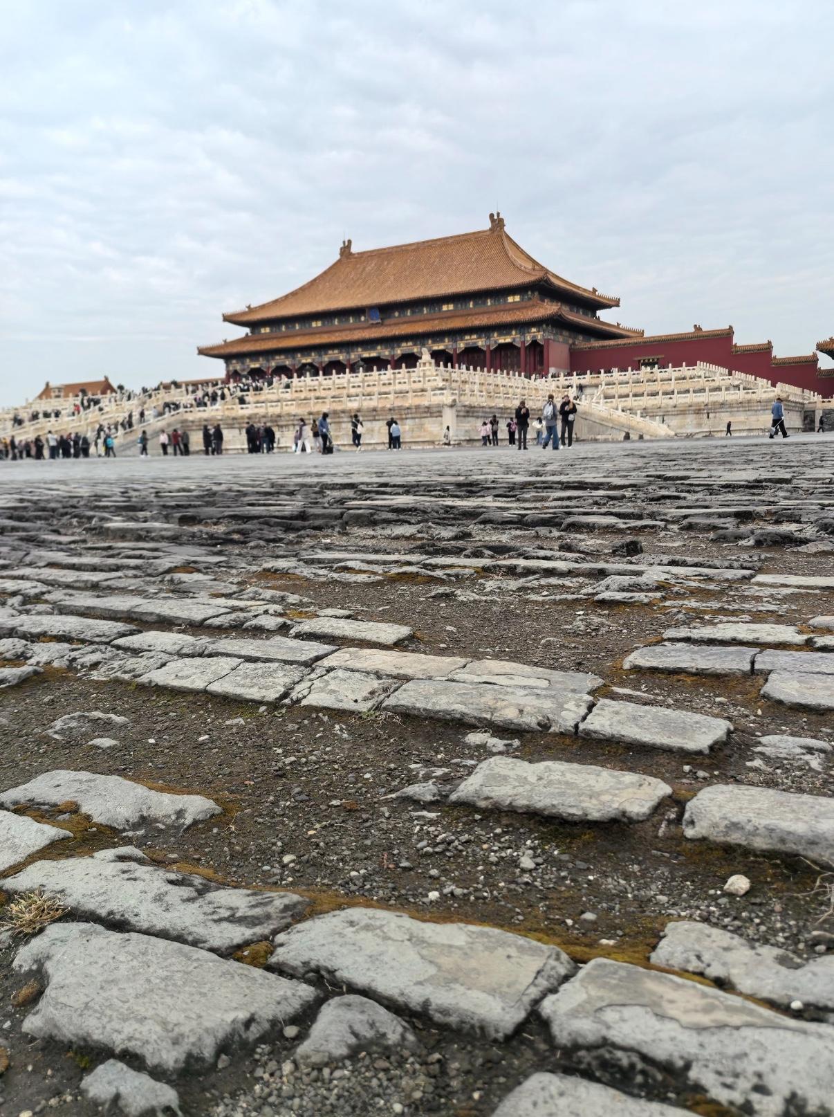故宫的地面，居然被游客踩成了这样？
砖缝里积满了土，地砖也坑坑洼洼，看着和想象里