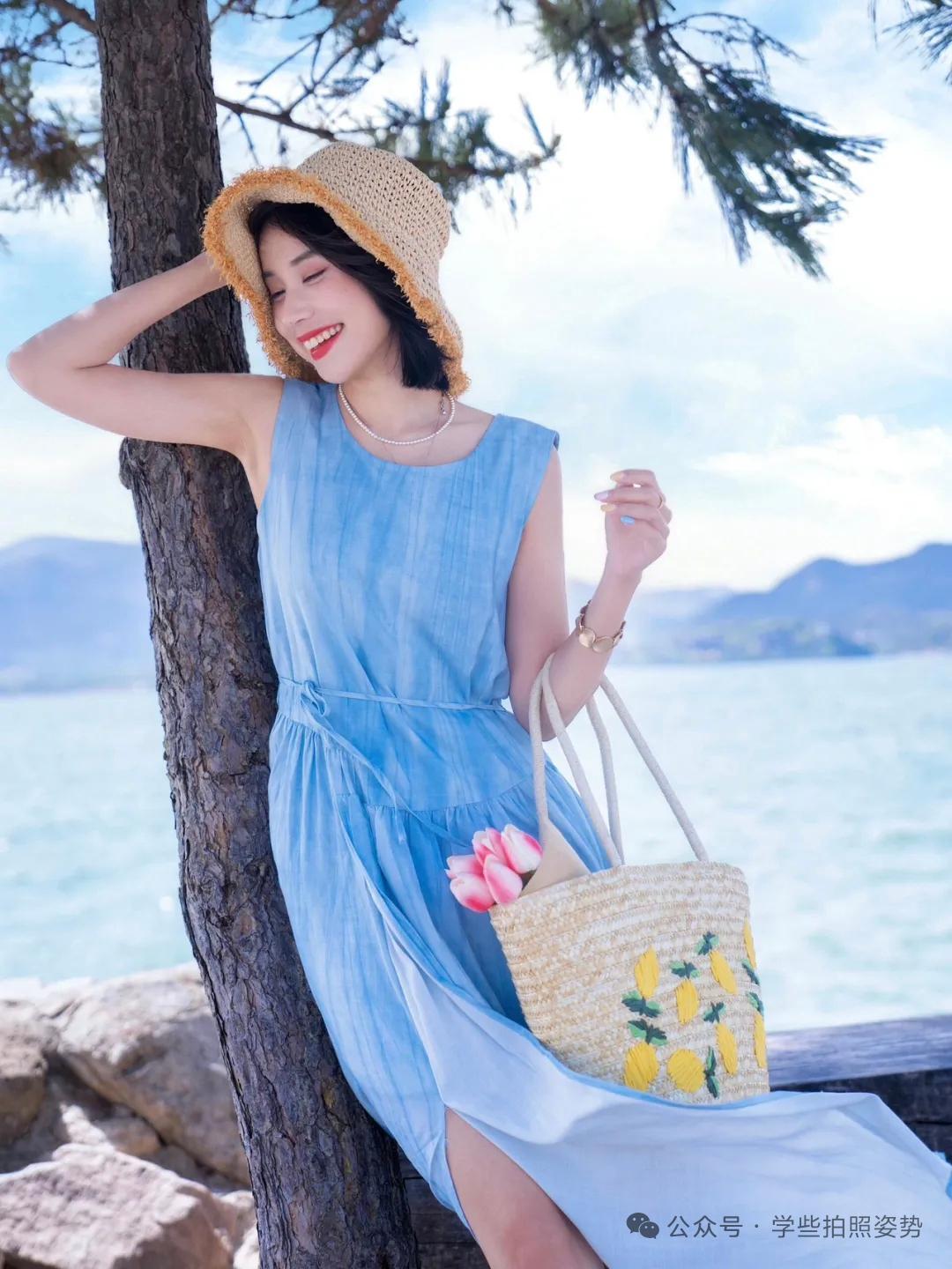晒图笔记大赛美女海边度假，休息背靠大树倚坐乘凉，悠闲自在。