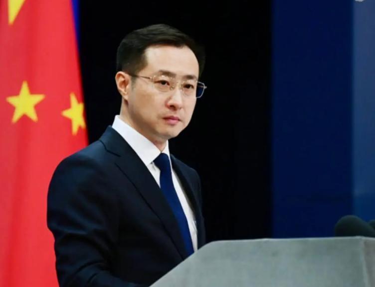坚决支持中国政府发布的严正声明，要求越南归还所占中国岛礁，并撤离相关人员！否则后