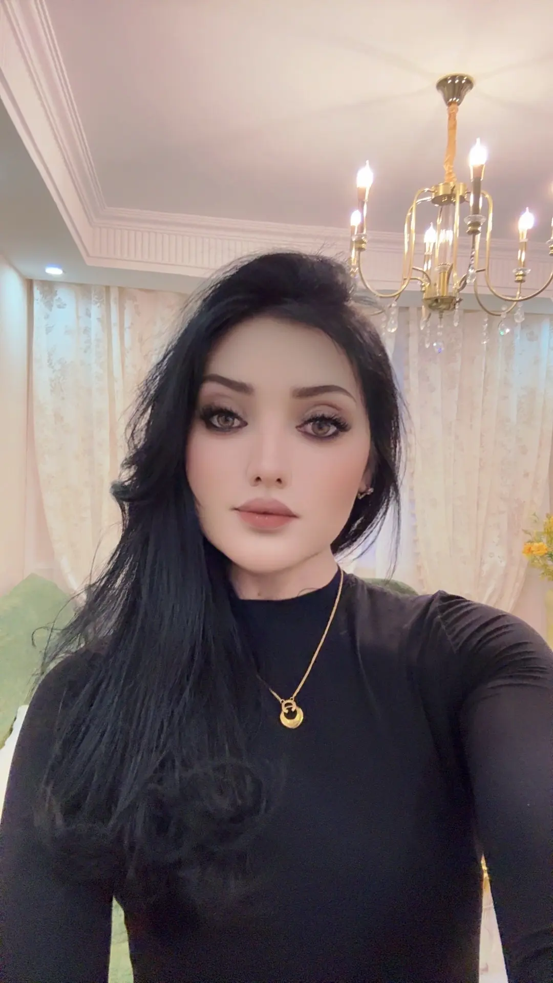 ھەركىم ئۈزىگە ياراشقان بىررەڭدە  گۈ...