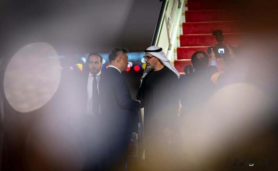 阿联酋阿布扎比王储哈立德·本·穆罕默德·阿勒纳哈扬深夜到访北京……
美伊谈崩当天