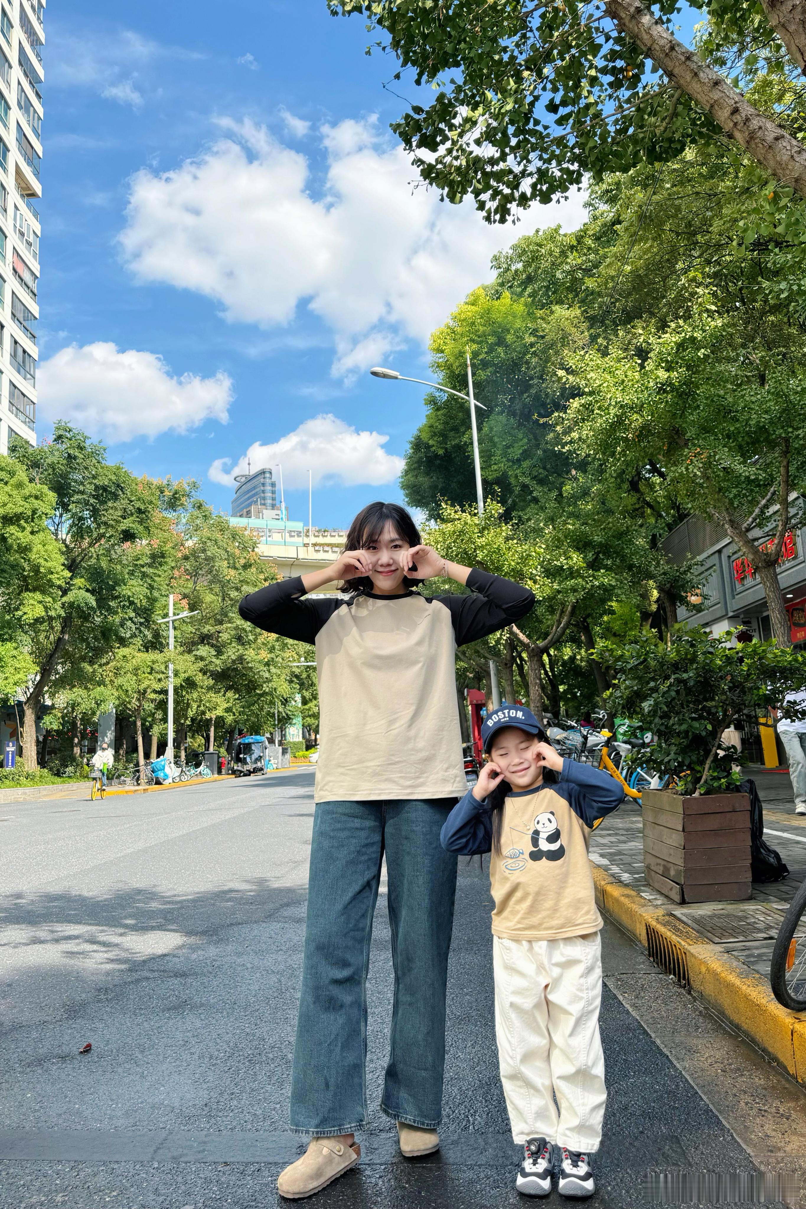#咕噜的小小衣柜# 对了，昨天我们有配上一套母女装哎！我发现好像所有人都很喜欢插