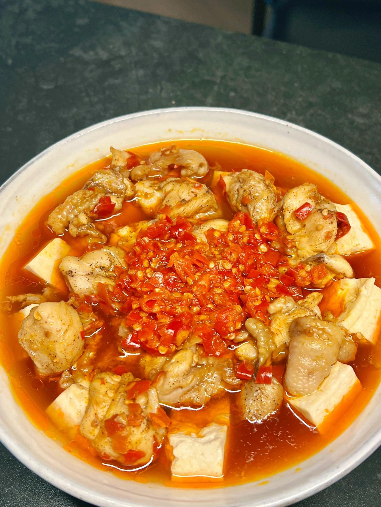 剁椒臭豆腐蒸鸡腿，这高低要整两碗饭
今天来一个不开火晚餐 —— 蒸鸡+虾仁蛋羹+