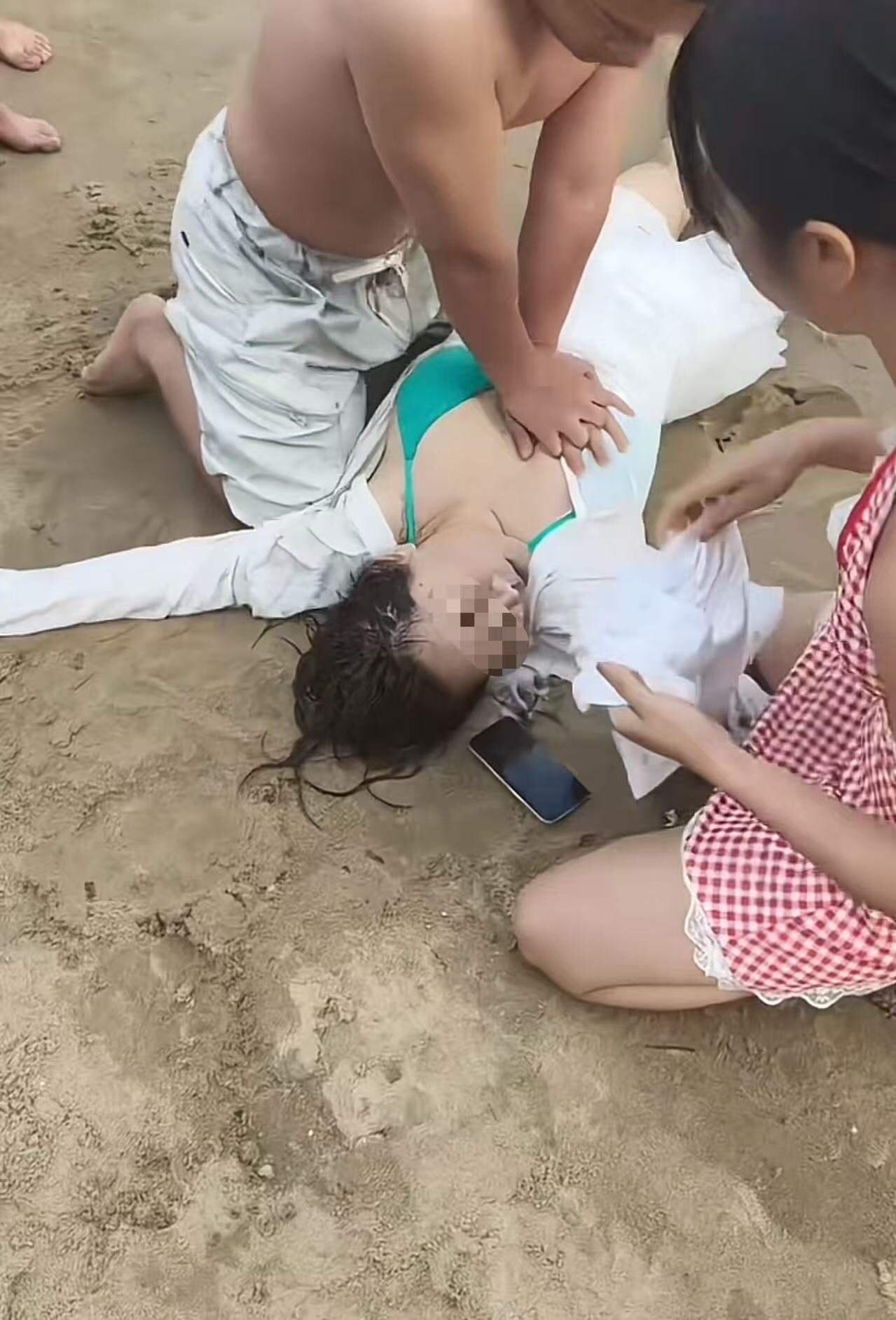 女子溺水，男子给她做心肺复苏，但手却大部分按在女子胸上，被网友质疑动机不纯，还有