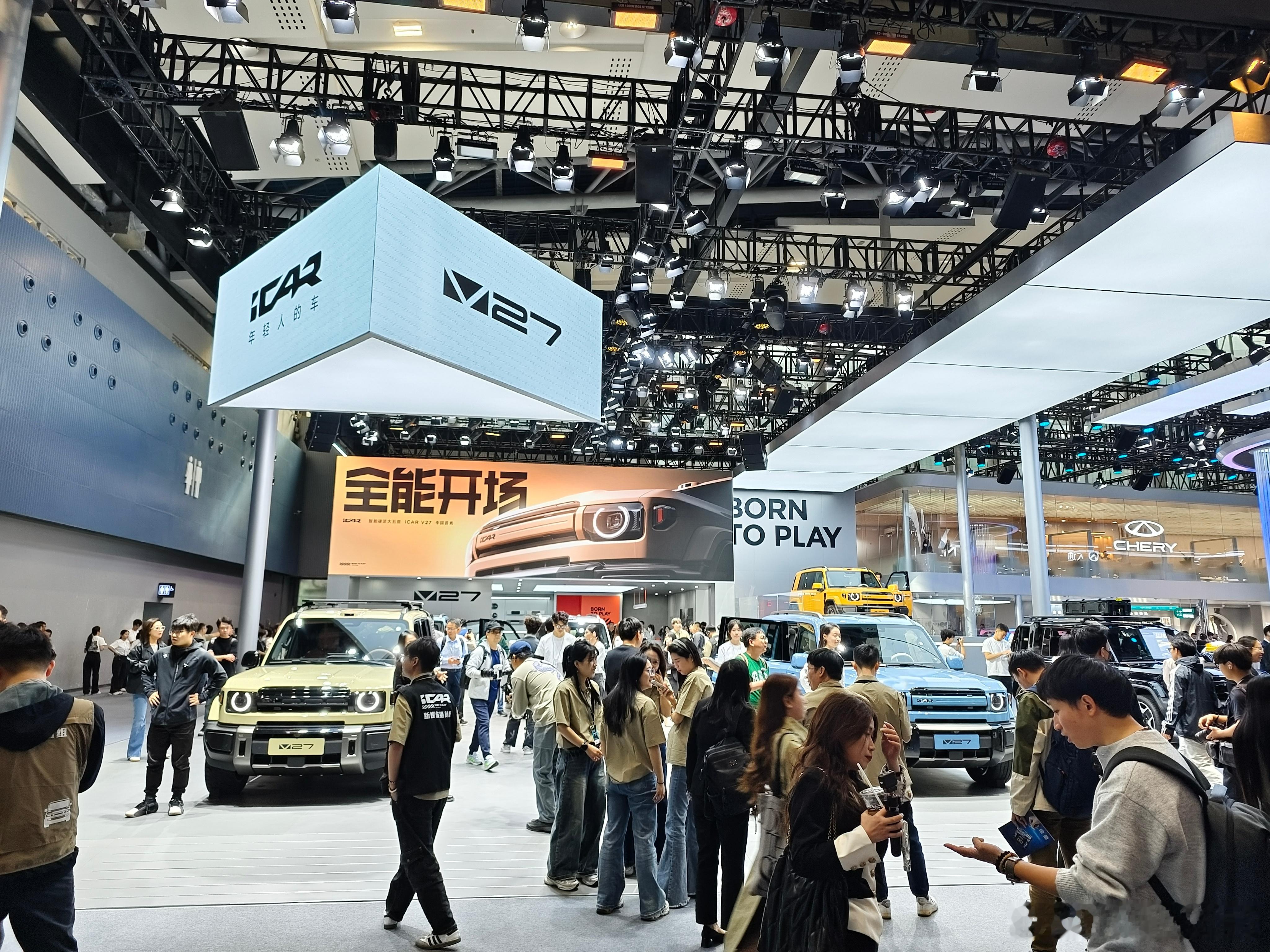 打卡iCAR展台， 在2025广州车展上，iCAR V27国内首发亮相，而且还是