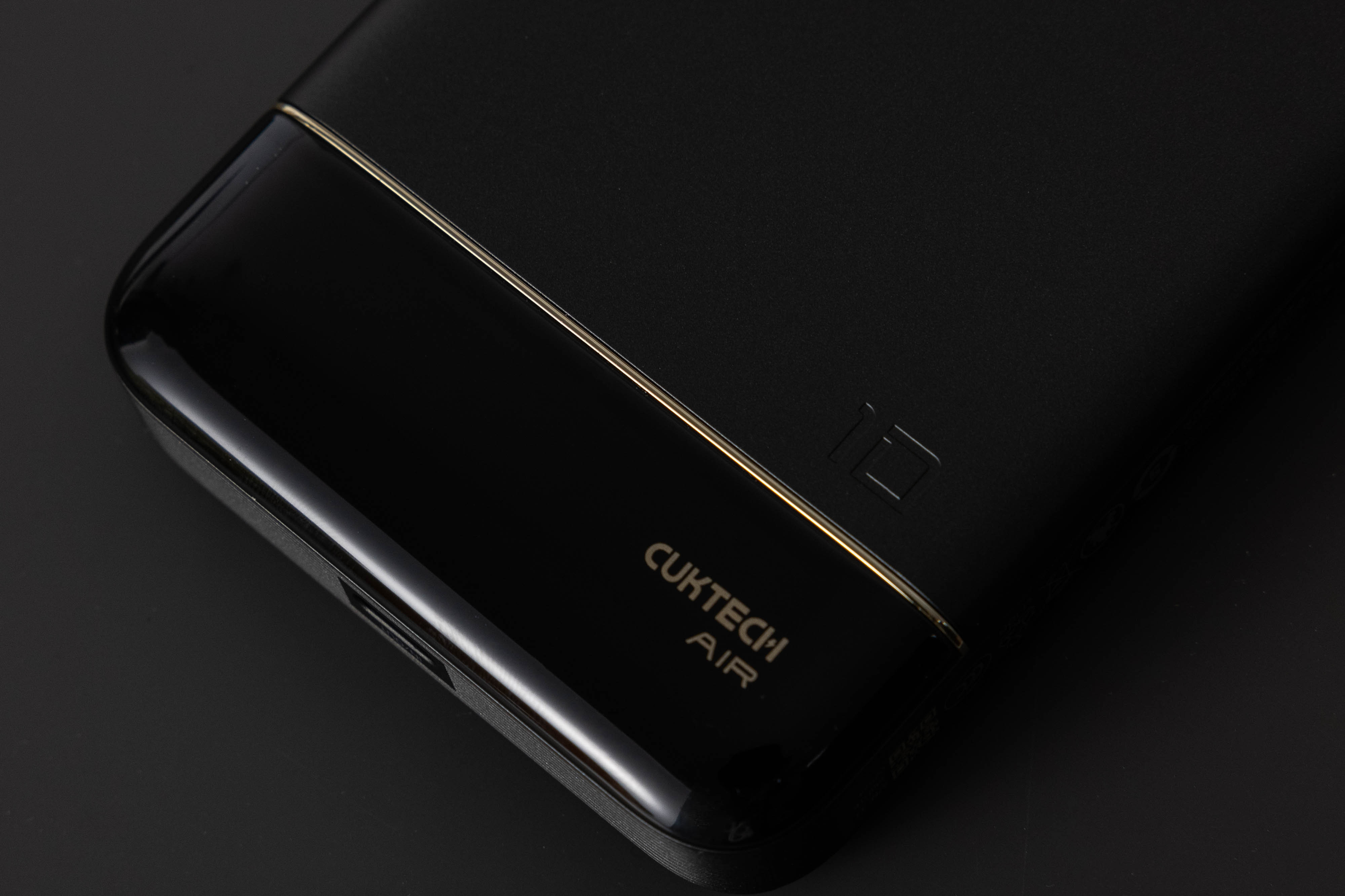 CUKTECH酷态科新年版 整了一个酷态科10号磁吸的马年定制版，黑金配色是真的