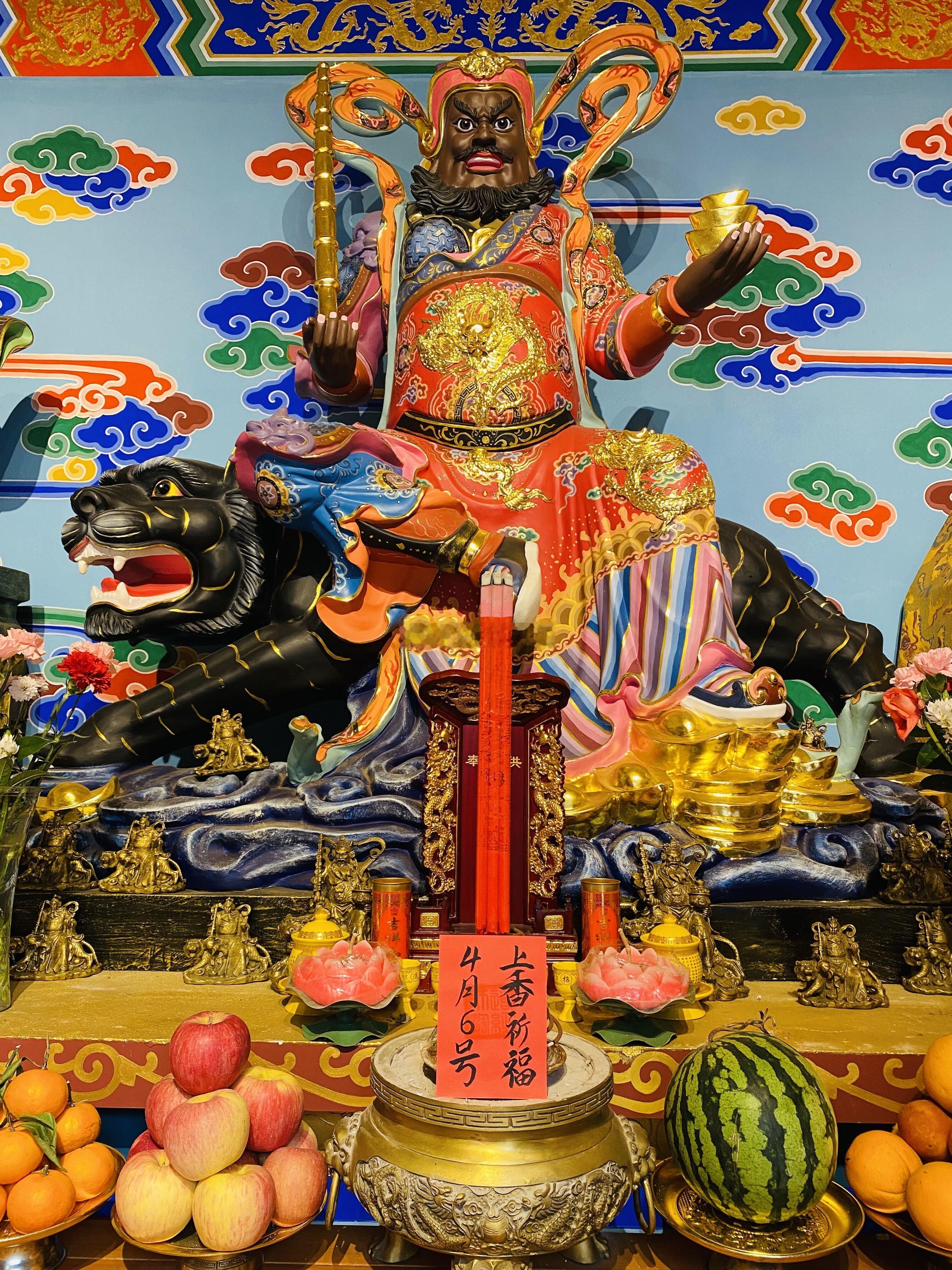 今日黄道吉日，你必定被神明青睐，快来签收你的好运吧，3月19日师父在财神殿为点赞