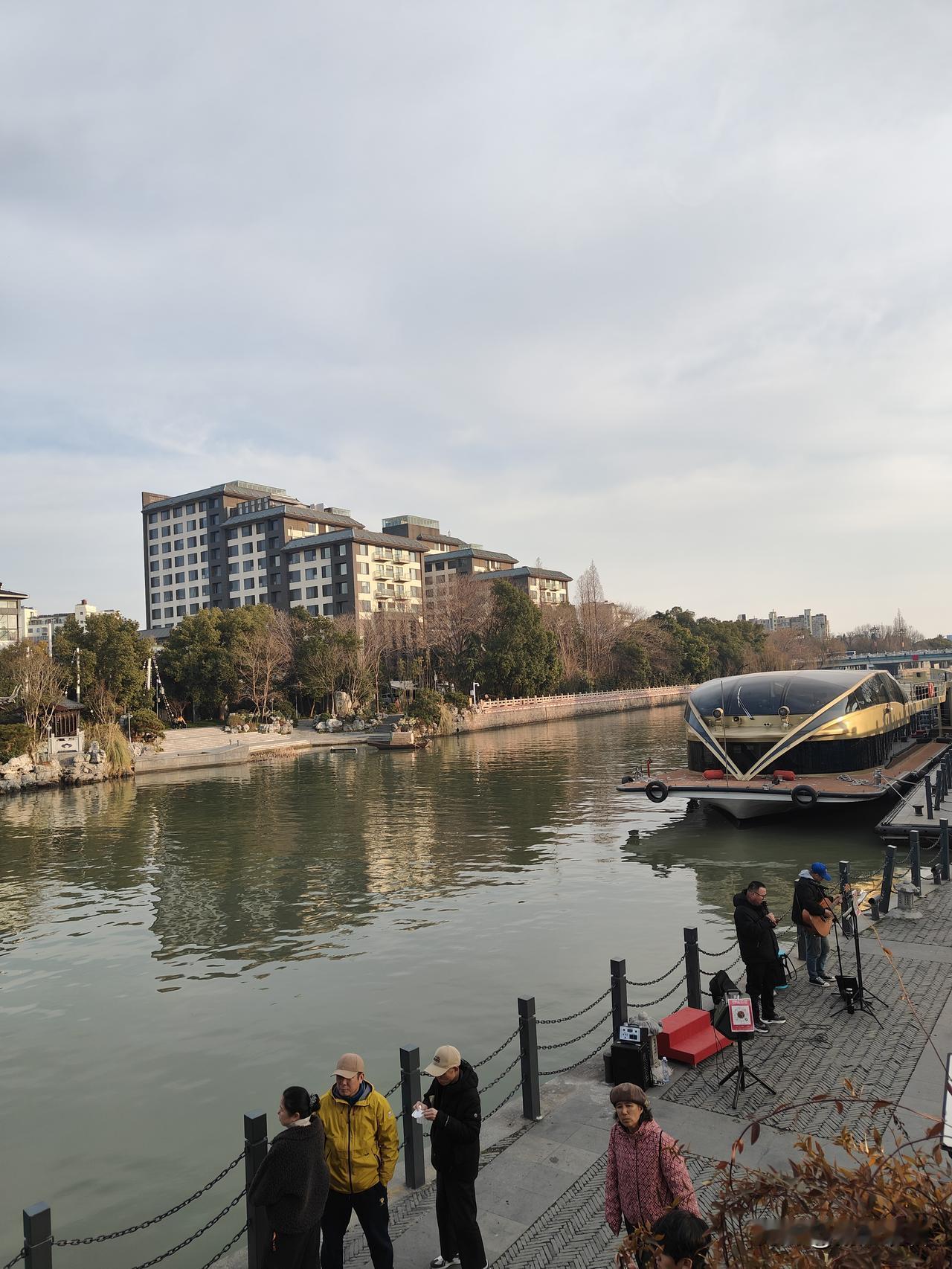 春节逛扬州，东关古渡真的太适合遛弯啦！古运河夜景温柔又出片，吹着运河风，感受古城