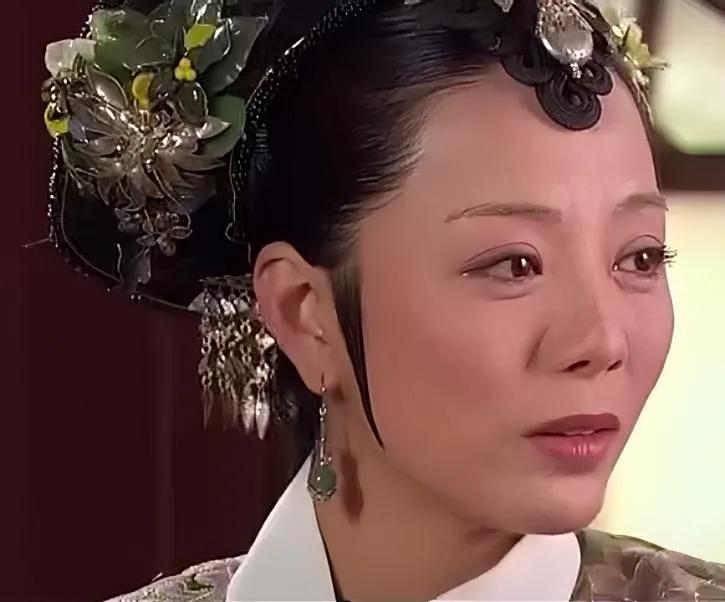  敬妃的扮演者杨紫嫣，1976年4月16日出生于北京市，毕业于中央戏剧学院表演系