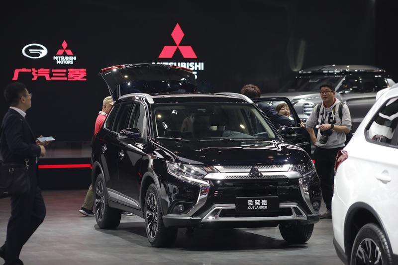 选三菱欧蓝德还是雪佛兰探界者，得看你更看重啥。动力方面，探界者更猛，它有2.0T