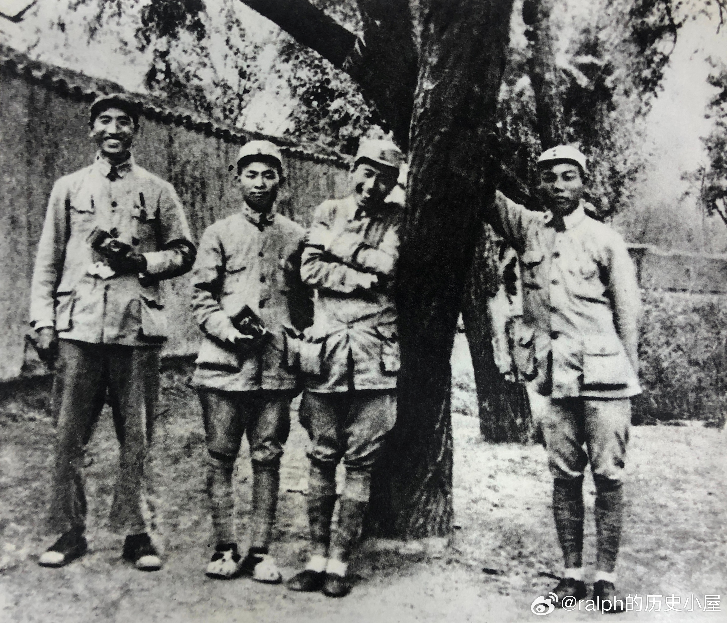 1939年129师副师长徐向前（左一）在南宫与115师东进抗日挺进纵队领导符竹亭