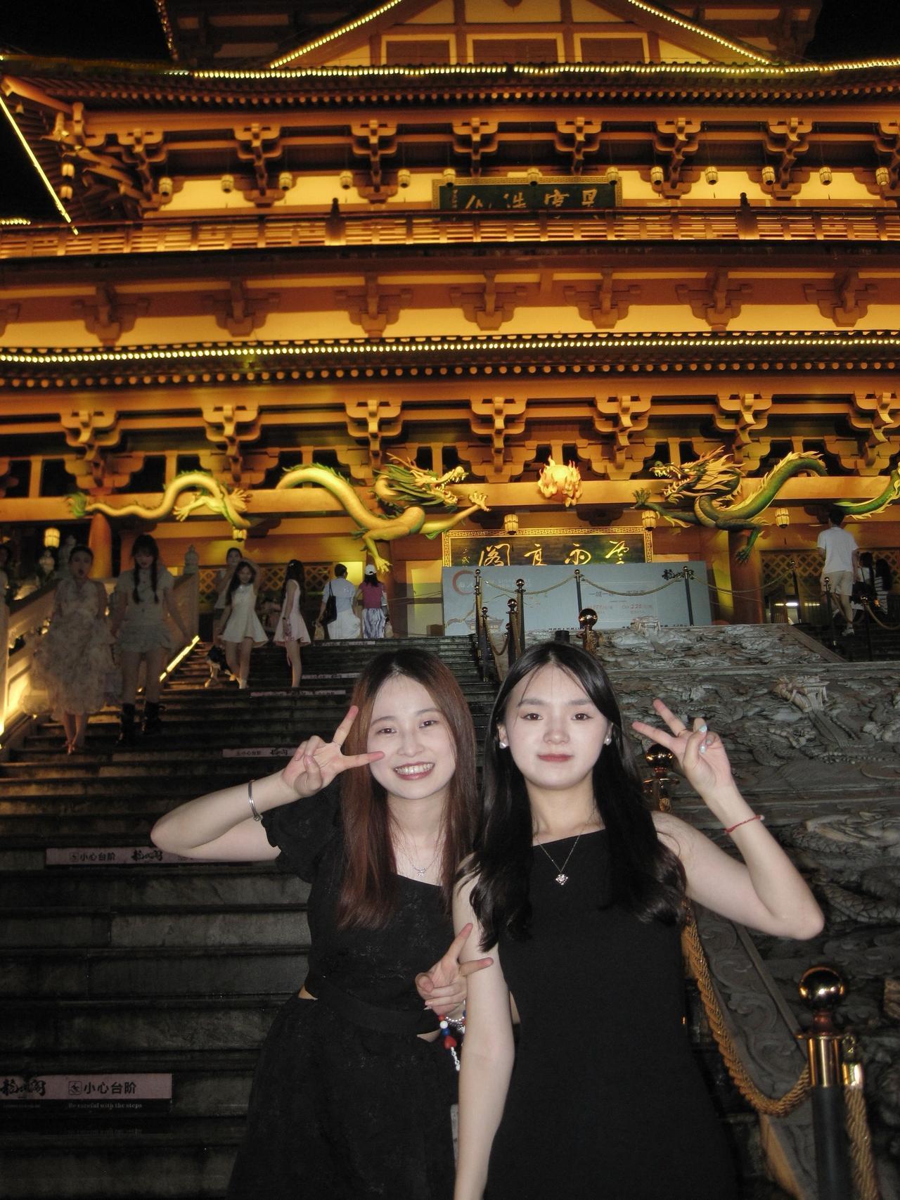 学生妹妹，开心一笑姐妹夜游古城 古楼夜游氛围感 古楼合影 夜景合影