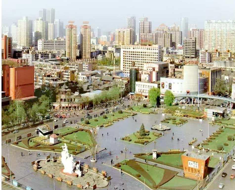 【太原五一广场，半部太原城史】
位置：太原市迎泽区，迎泽大街东段，太原核心地标之
