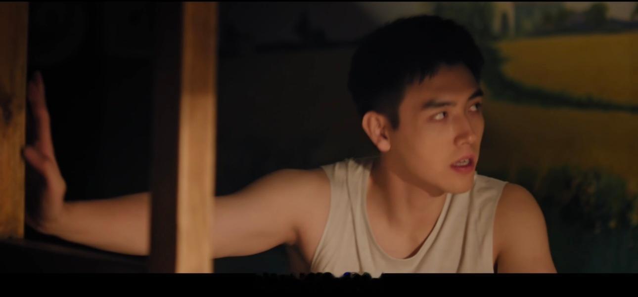 方穆扬费霓摇床 笑到捶床！方穆扬也太会了，手动摇床还悄悄给自己加长时长，少年人的