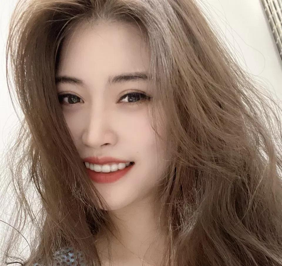 一直想不通一个道理，那就是平时大方得体的老公一到我家就显得特别的放不开，感觉手脚