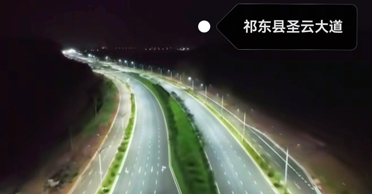 带大家看一看祁东圣云大道的夜晚，车流非常的少，甚至基本上都没有什么车流，这种情况