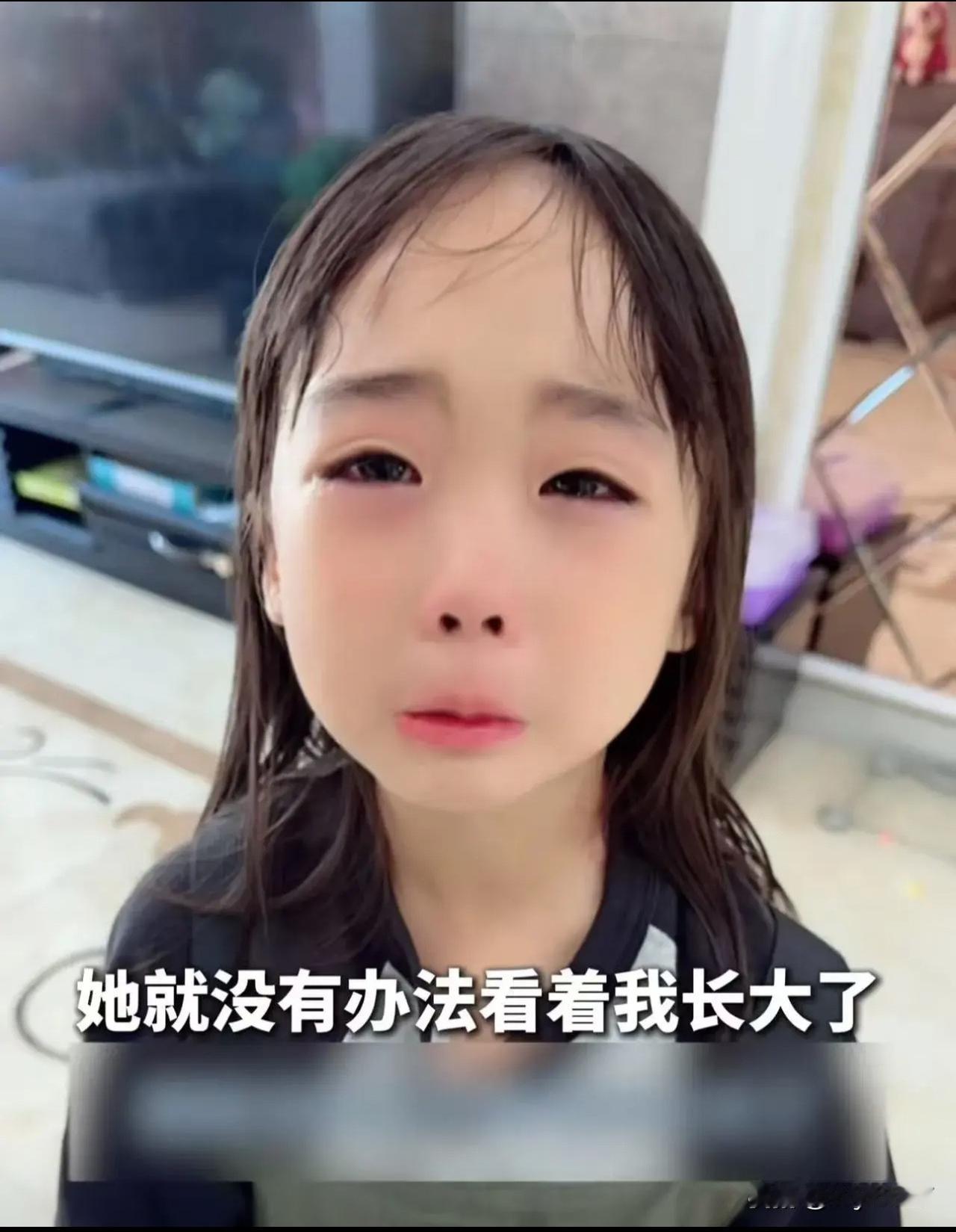 女儿是个小财迷，却突然把自己积攒多年的零花钱都给了爸爸？爸爸很吃惊，问女儿为什么