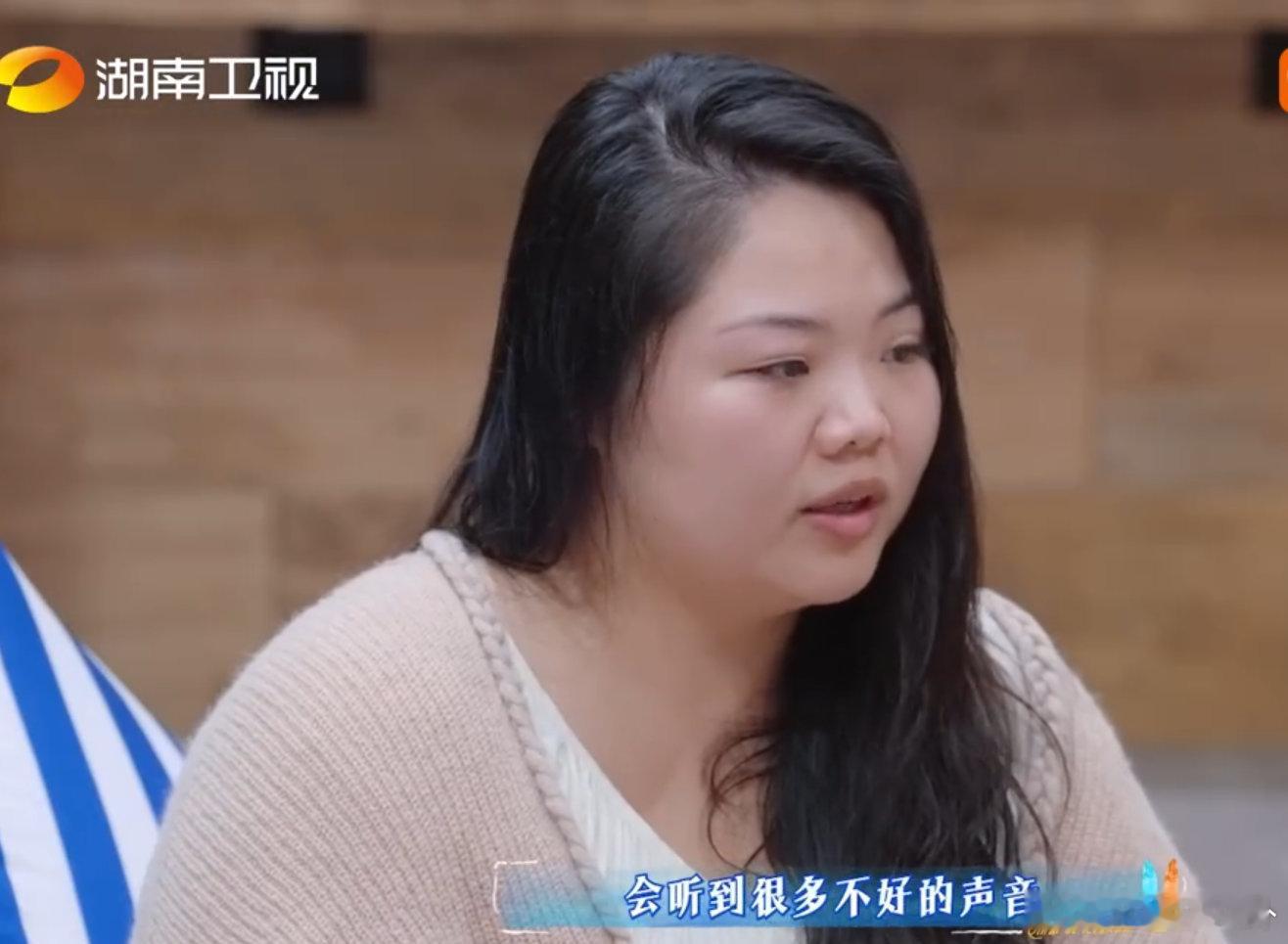 何炅谭松韵开导容貌焦虑女生亲爱的客栈何老师和谭松韵也太温柔了，耐心开导真的好治愈