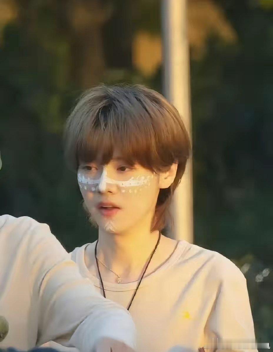 鹿晗粉丝要郑恺道歉！鹿晗无妄之灾啊！郑恺晒vlog，网友问视频里的女人是谁，郑恺