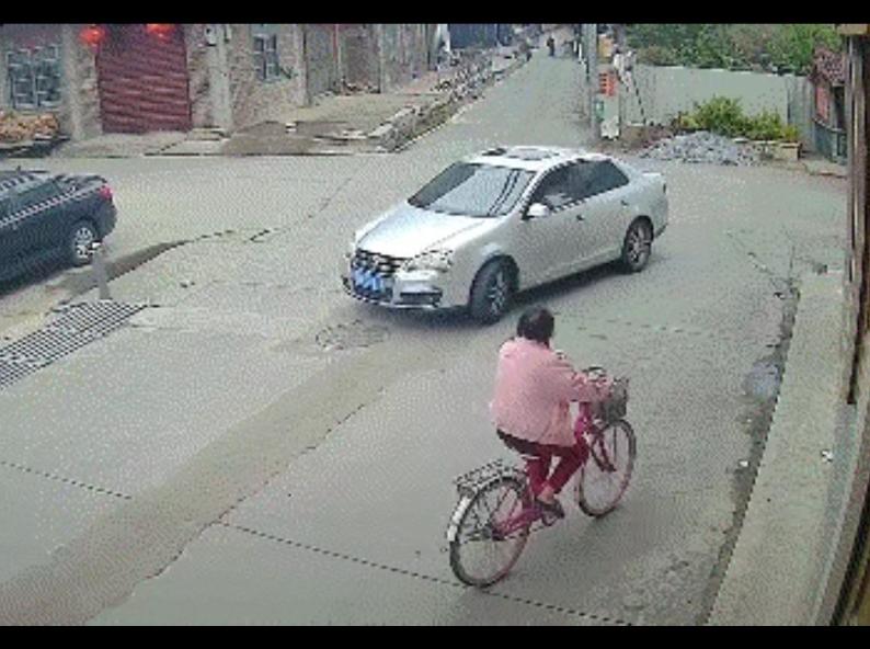 心头一紧，刚看到福建老太太撤诉的消息，手里的茶顿时凉了半截。一位相识的记者朋友压