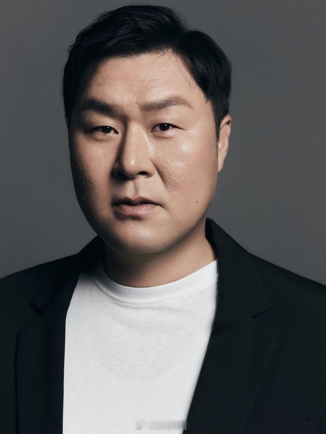 【演员尹敬浩谈到漫长的无名时期】尹敬浩表示:“在那之前，我觉得自己一个人扛着就行