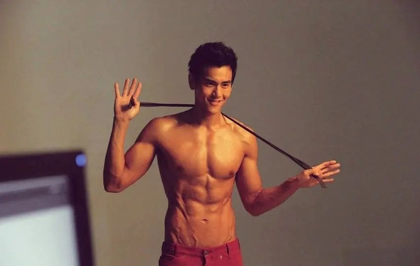 张凌赫是不是属于颜值营销过度那一波 真的没帅到那个地步 