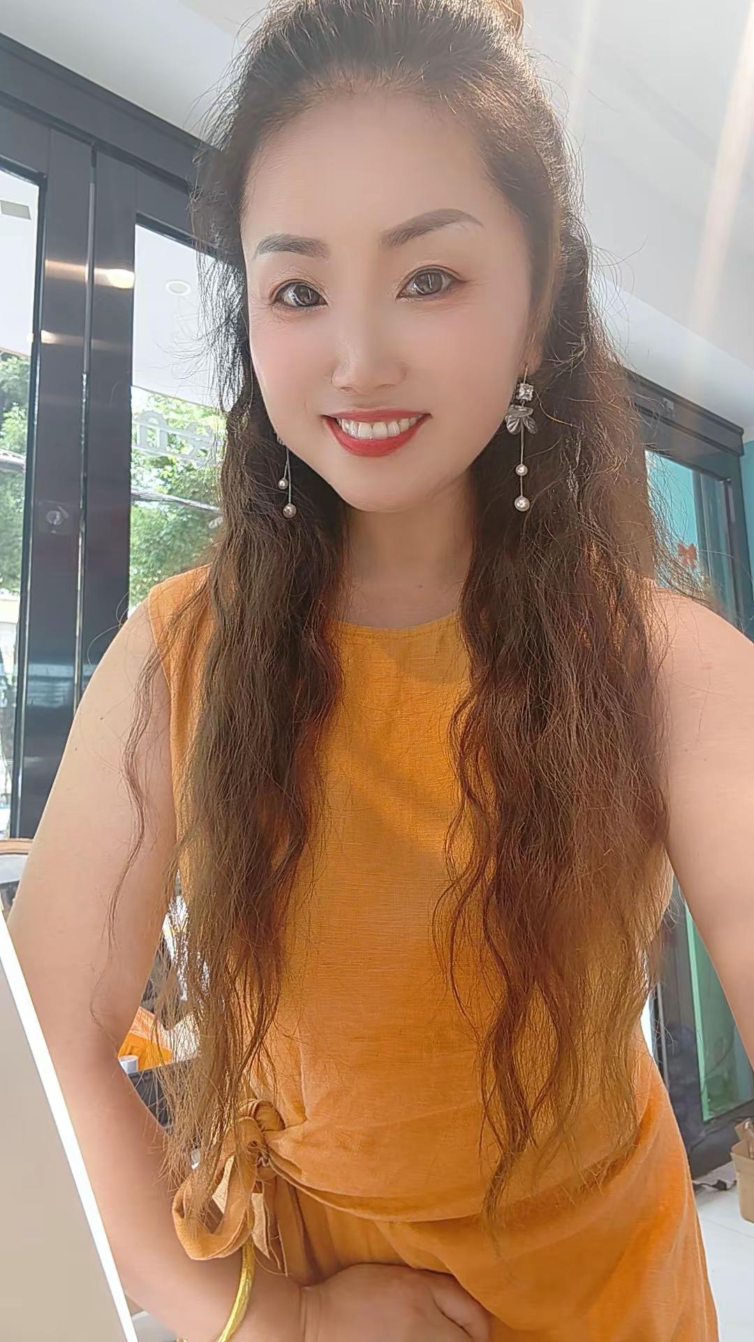 ☀️今天也是被阳光偏爱的一天～橘色连衣裙和好心情更配哦！✨嘴角上扬，生活就该这么