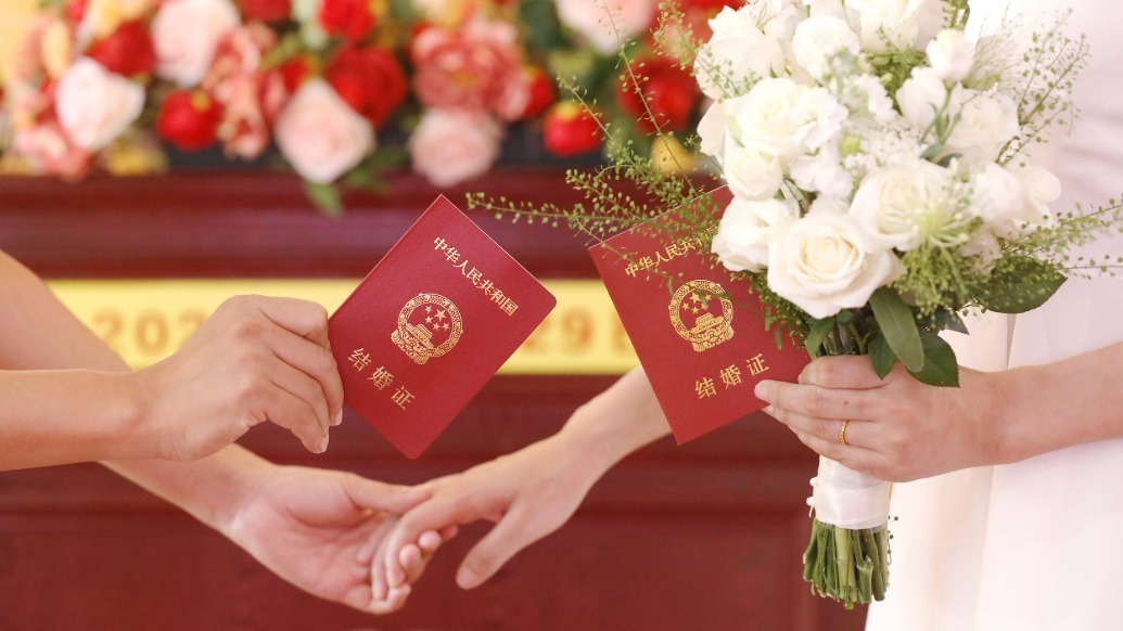 【2025年前三季度结婚登记515.2万对】民政部最新公布的数据显示，2025年