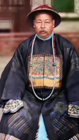 1876年，64岁高龄的左宗棠打到新疆敌占区时，突然有100多个衣着破烂的清朝官