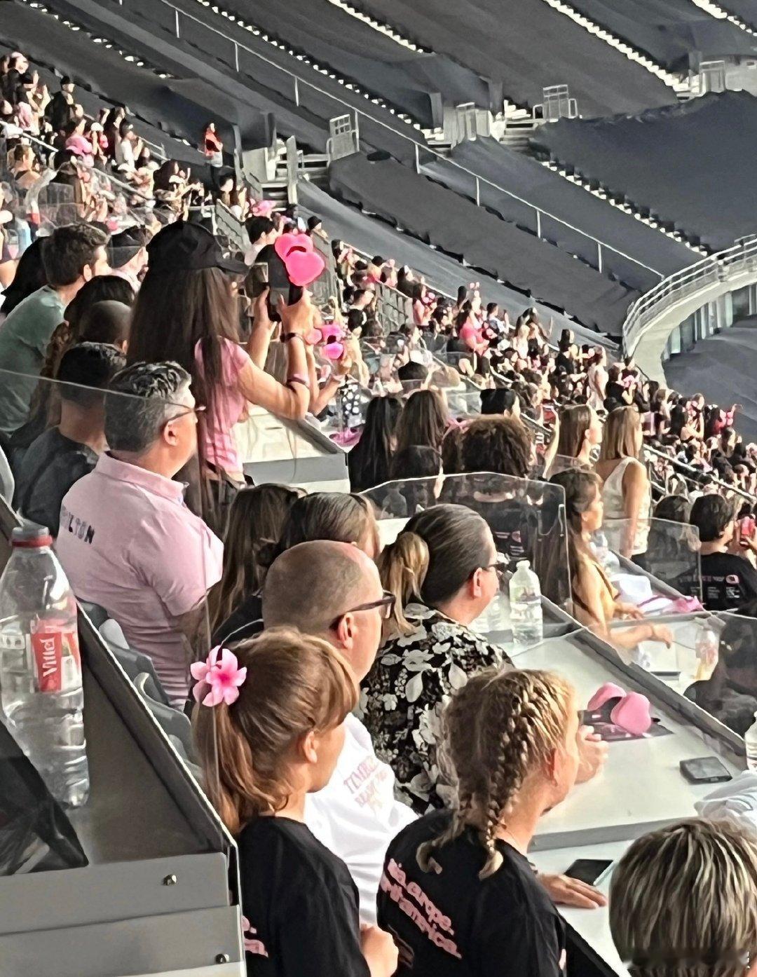 BLACKPINK演唱会上百无聊赖的老父亲们 BLACKPINK 的老父亲们：女