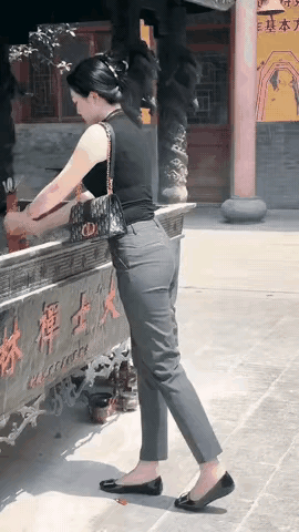 求缘怕负相思债，
求富怕孤明月台。
若得两全须自立，
半撑风雨半等来。