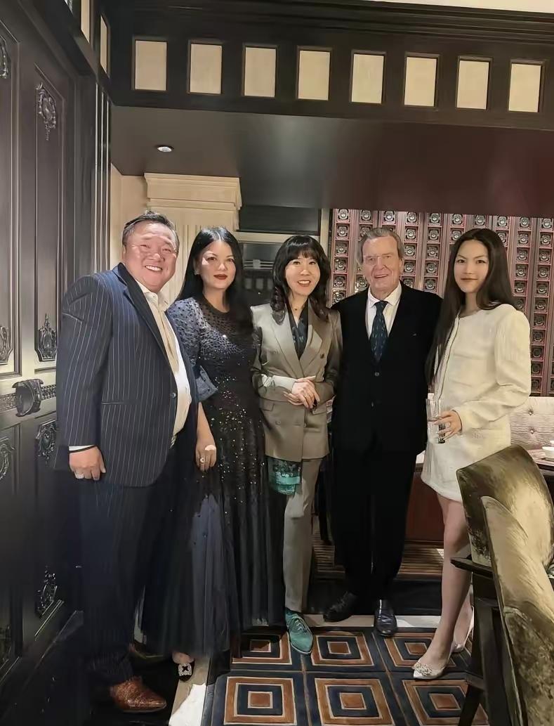 李湘的社交圈真厉害，经常带女儿出入顶级社交，不得不佩服！
10月24日，李湘在社