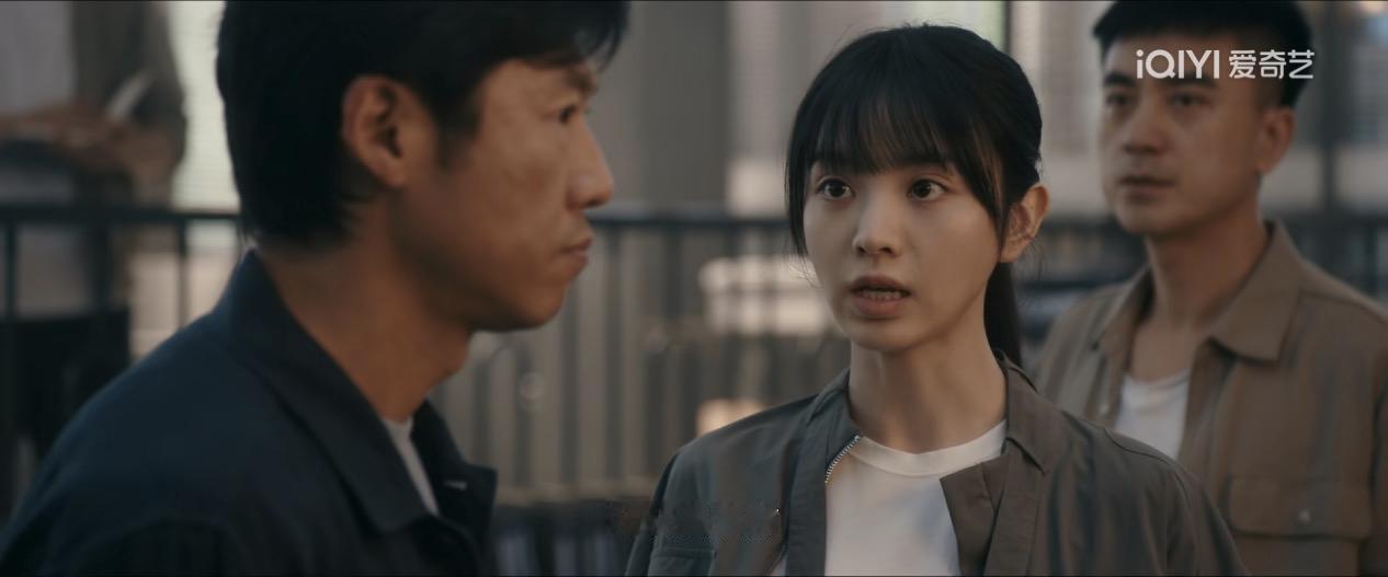 《低智商犯罪》里面王骁饰演的张局是怎么成神探的？

其实他自己也不知道！

因为