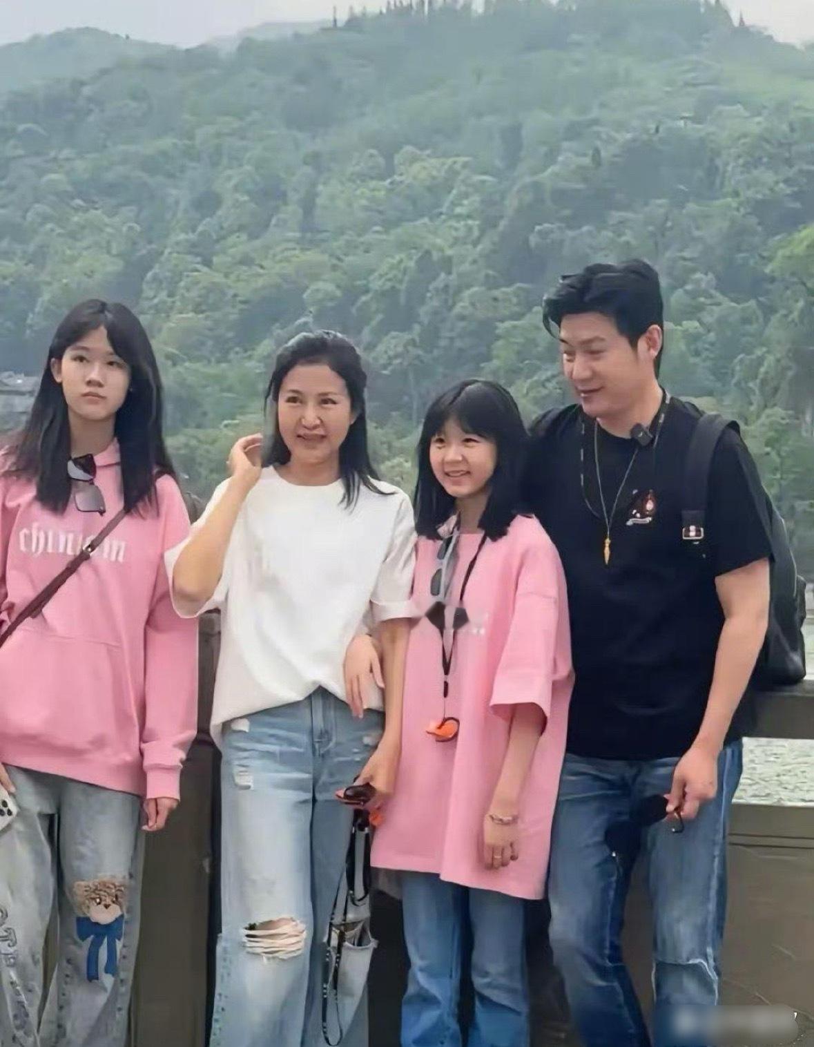 陆毅一家整整齐齐的长相，两个女儿的身高获得了鲍蕾和陆毅高个子的基因，尤其是贝儿比