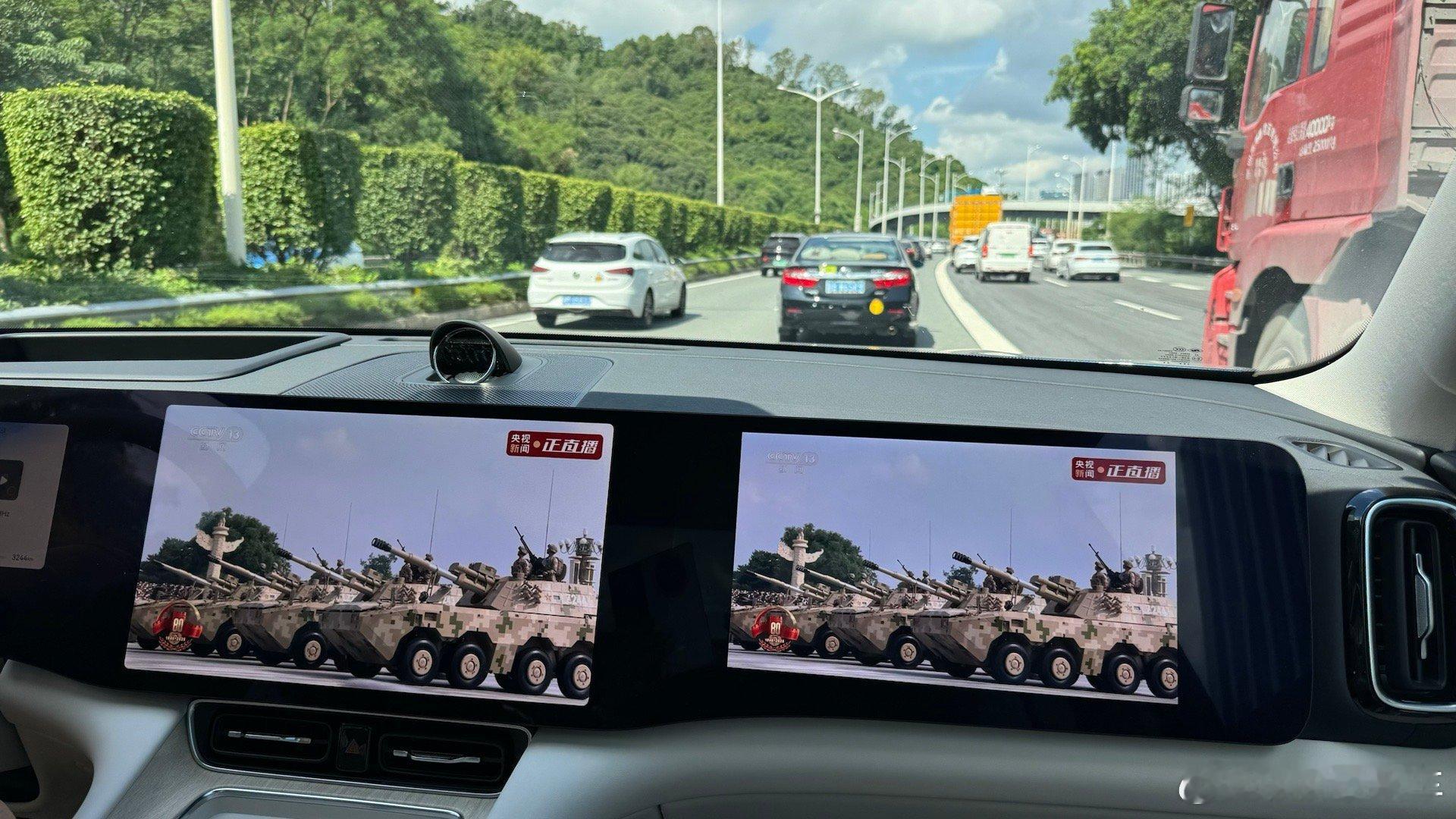 今天你们在哪看的阅兵呢？此刻正在问界M8双大屏上看九三盛大阅兵 ​​​