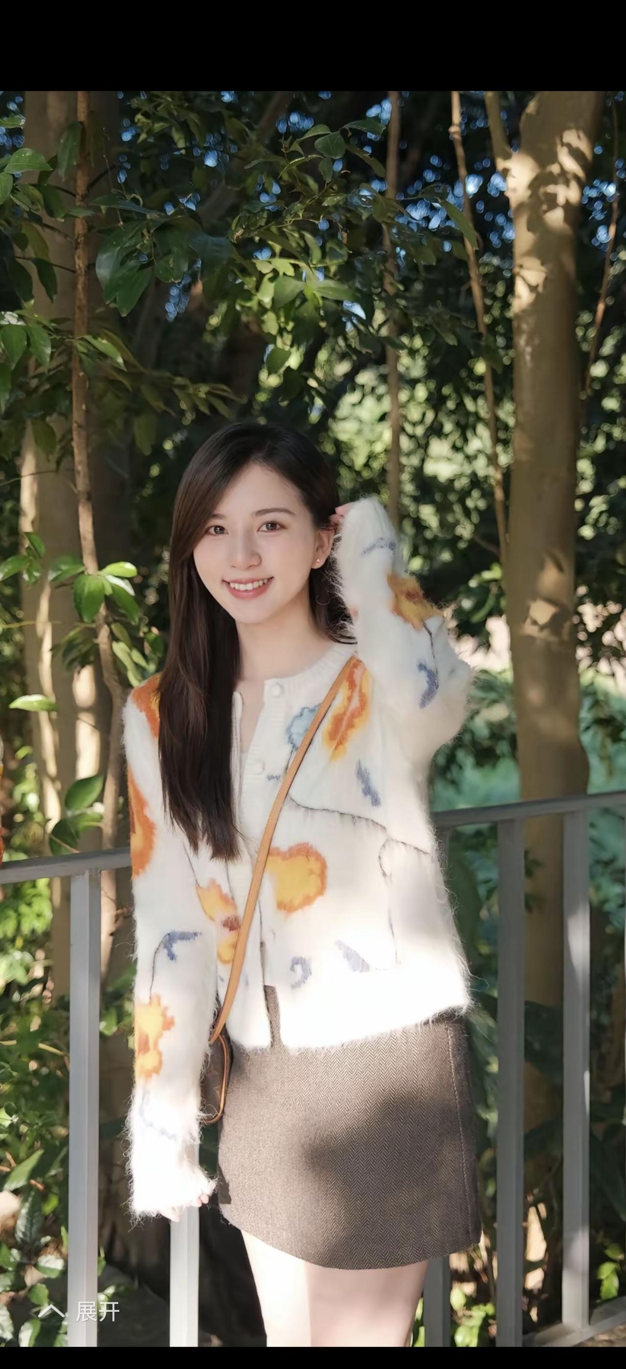 阳光下的甜美女孩，花衣与绿树相映成趣