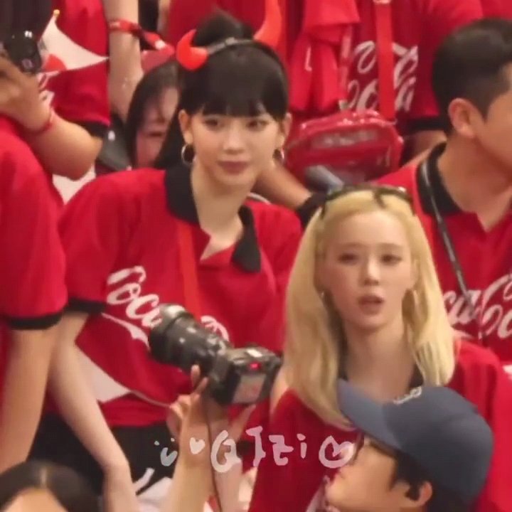 柳智敏金玟庭捷克队犯规时的反应捷克队犯规时柳智敏金玟庭的反应不管怎样犯规的确是不