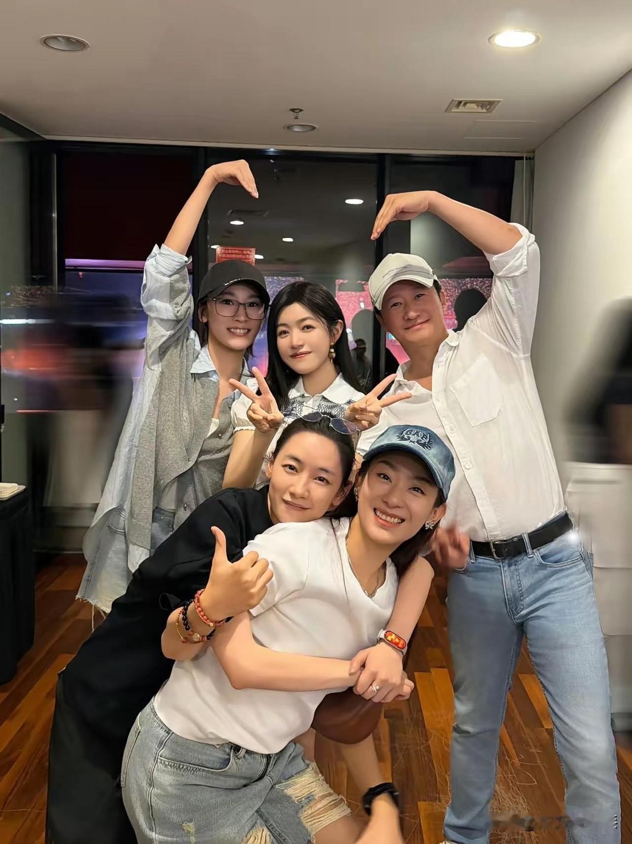 谢楠这身，是真的把吴京身边的“女明星光环”给压下去了！
当晚她往那一站，气质从容