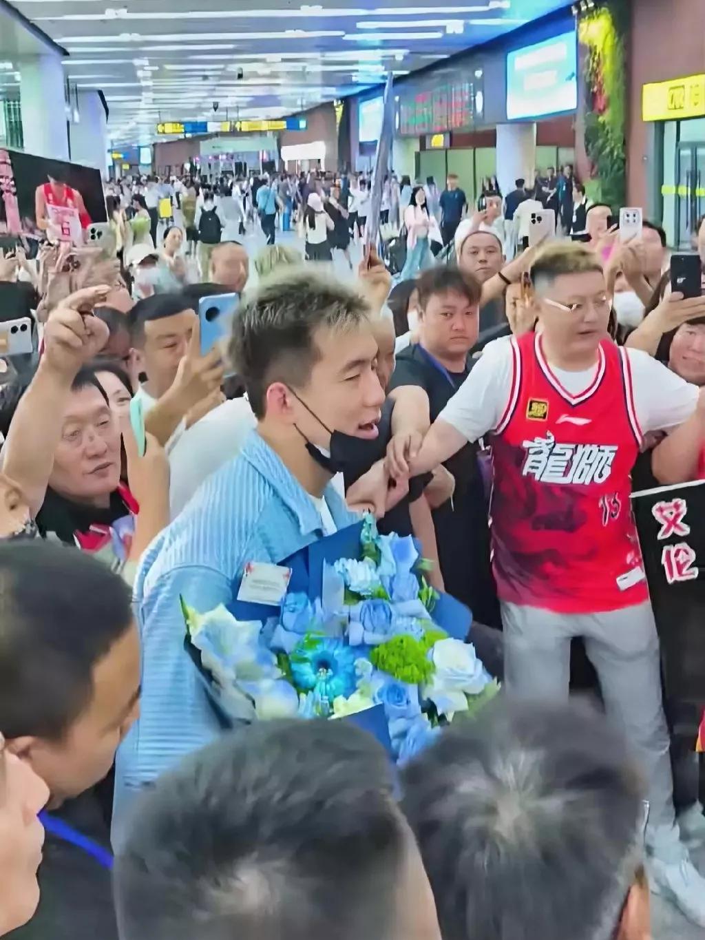 咱就说郭艾伦这人气！你不服不行！
虽然艾伦离开辽宁队已经很长时间了，但这次被辽宁
