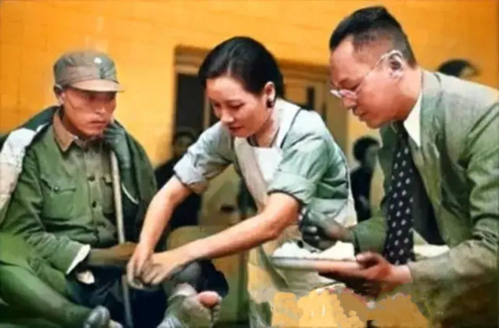 1938年的汉口，宋美龄在医院里为受伤的战士包扎伤口。身为“第一夫人”，她做得尽