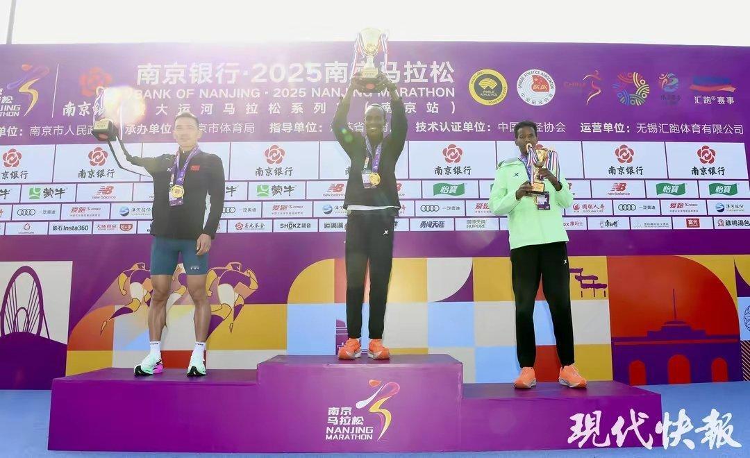 李子成斩获2025南马国内冠军，女子组国内冠军是首次跑全马 11月16日，202
