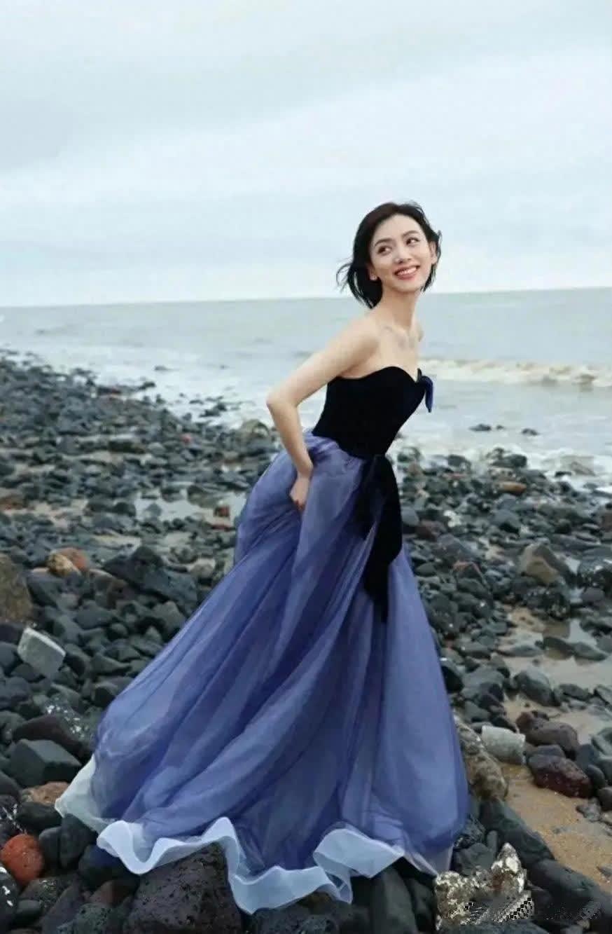 刘恺威现任女友李晓峰甜美俏皮，这样打扮起来总算有女人味了 ​​​