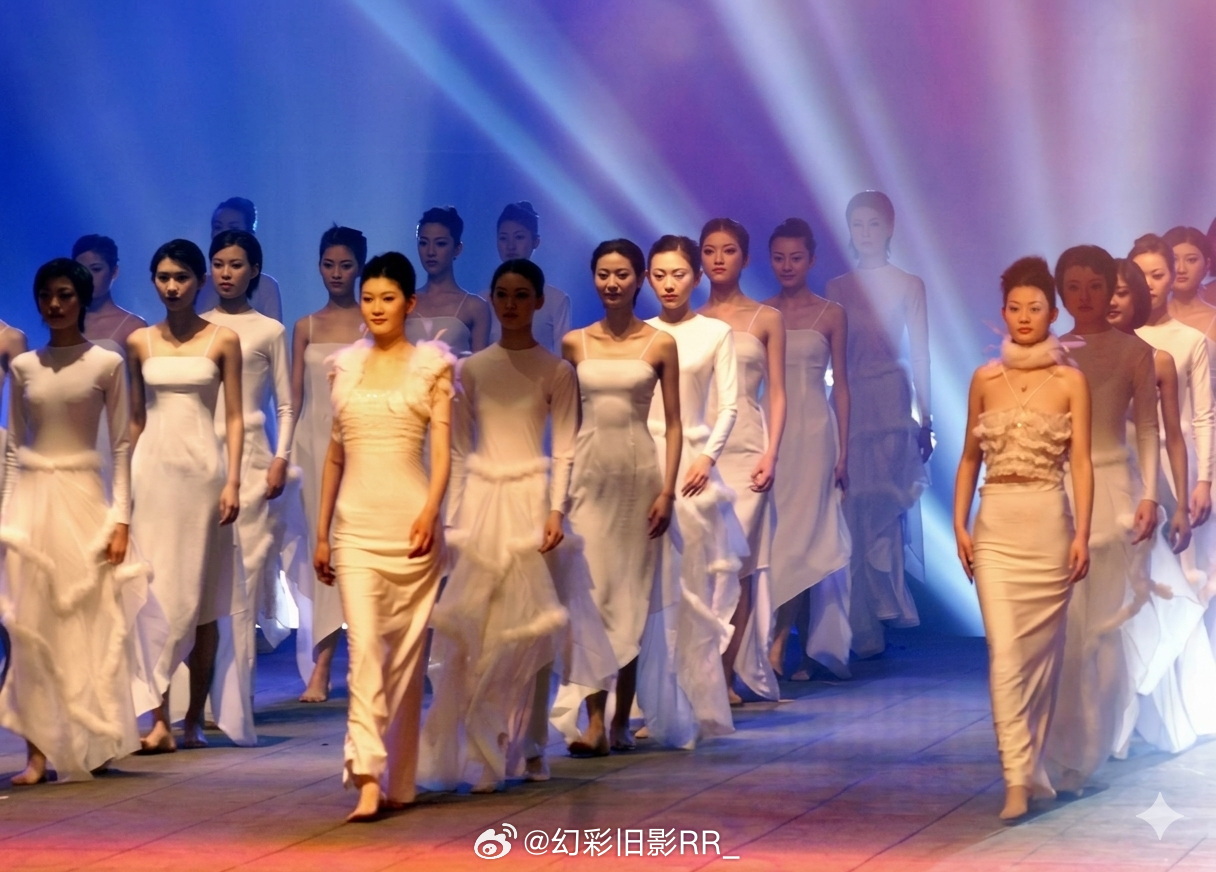 1999 北京中国国际服装服饰博览会开幕幻彩时装模特 ​​​